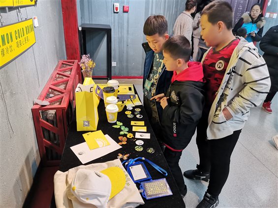 5.受助学生参观展品