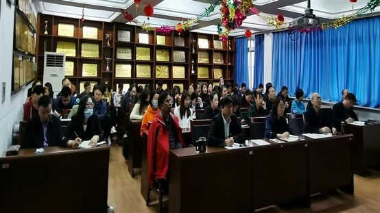 图片包含 室内, 桌子, 房间, 充满&#xA;&#xA;描述已自动生成