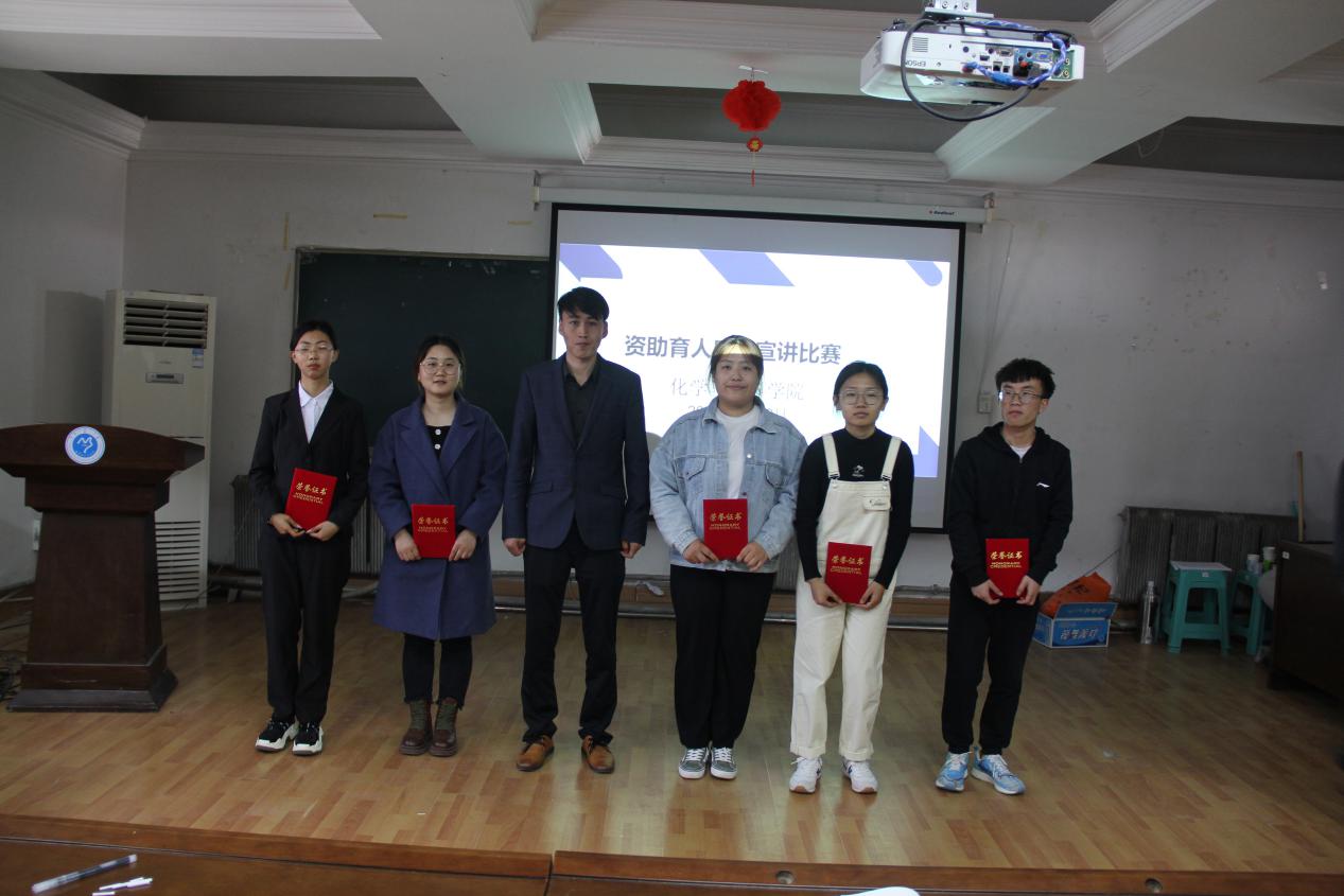 素质拓展：开展演讲比赛