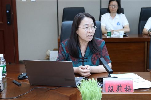 示范中心主任段莉梅教授作汇报